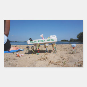 Fubby's die op het strand een pizza stelen. rechthoekige sticker
