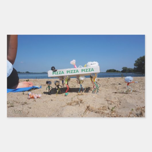 Fubby's die op het strand een pizza stelen. rechthoekige sticker (Voorkant)