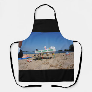 Fubby's die op het strand een pizza stelen. schort