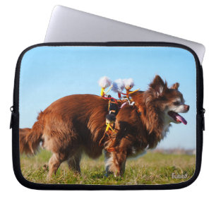 Fubby's die paardrijden op hun honden vriendje. laptop sleeve