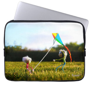 Fubby's die samen spelen met een vlieger. laptop sleeve