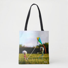 Fubby's die samen spelen met een vlieger. tote bag