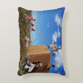 Fubby's die spelen met veren en vliegen. accent kussen (Voorkant(Verticaal))