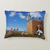 Fubby's die spelen met veren en vliegen. accent kussen (Achterkant)