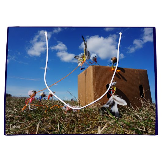 Fubby's die spelen met veren en vliegen. groot cadeauzakje (Voorkant)