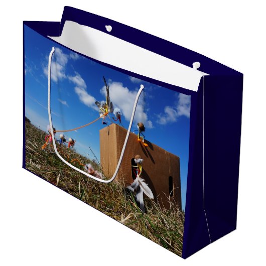 Fubby's die spelen met veren en vliegen. groot cadeauzakje (Voorkant Gekanteld)