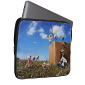 Fubby's die spelen met veren en vliegen. laptop sleeve (Voorkant Rechts)