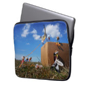 Fubby's die spelen met veren en vliegen. laptop sleeve (Voorkant Links)