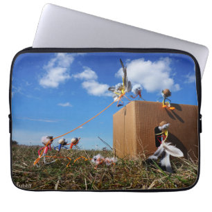 Fubby's die spelen met veren en vliegen. laptop sleeve