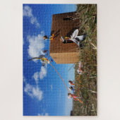 Fubby's die spelen met veren en vliegen. legpuzzel (Verticaal)