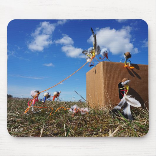 Fubby's die spelen met veren en vliegen. muismat (Voorkant)