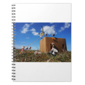 Fubby's die spelen met veren en vliegen. notitieboek (Voorkant)