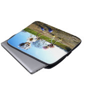 Fubby's in natuur met madeliefjes. laptop sleeve (Voorkant onderkant)