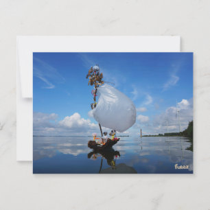 Fubby's op een houten zeilboot promotie milieu. briefkaart