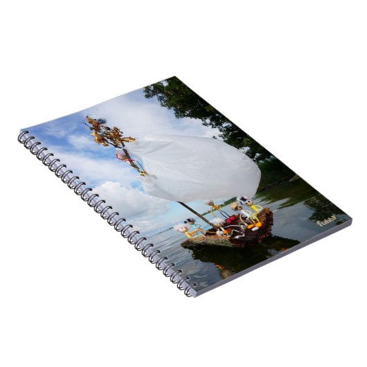 Fubby's op een houten zeilboot promotie milieu. notitieboek (Rechterzijde)