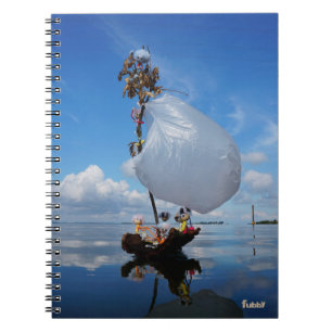 Fubby's op een houten zeilboot promotie milieu. notitieboek