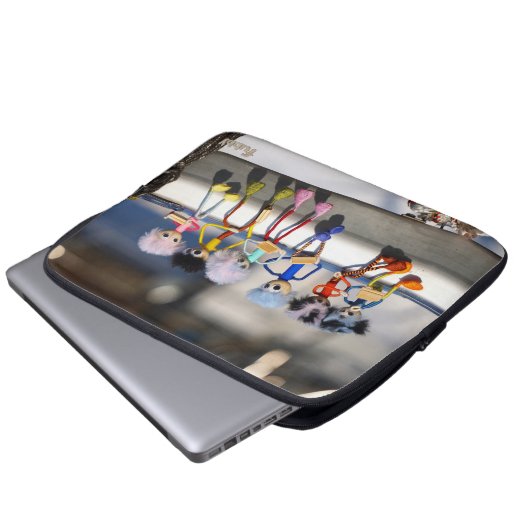 Fubby's op giek in 'Manhatten' poster. Laptop Sleeve (Voorkant onderkant)