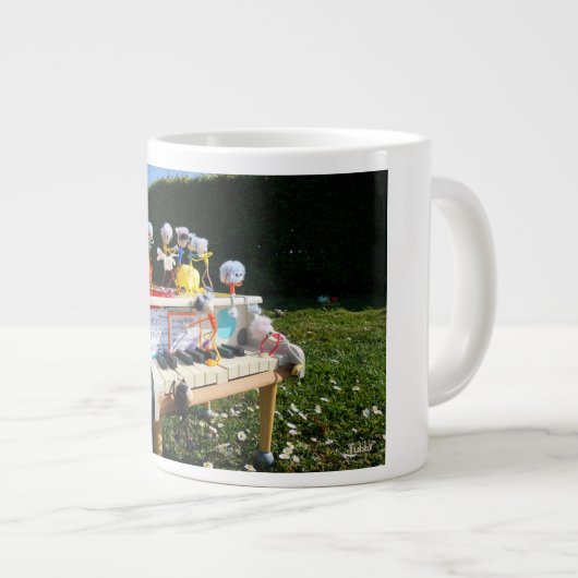 Fubby's op piano die muziek maken en dansen. grote koffiekop (Voorkant rechts)