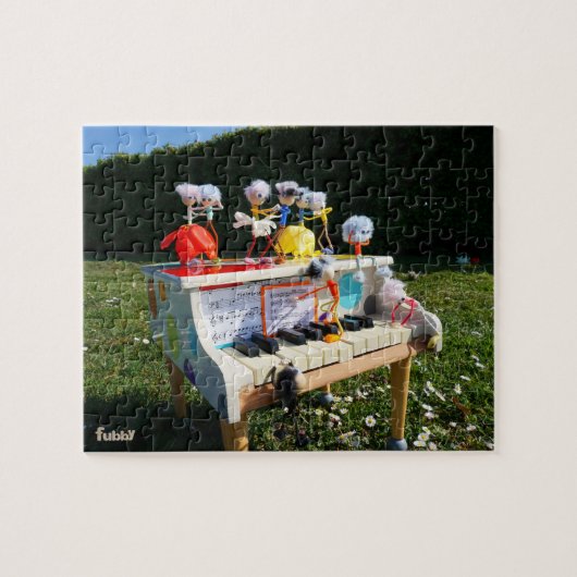 Fubby's op piano die muziek maken en dansen. legpuzzel (Horizontaal)