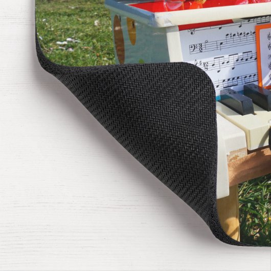 Fubby's op piano die muziek maken en dansen. muismat (Hoek)