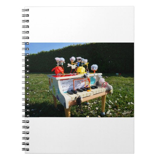 Fubby's op piano die muziek maken en dansen. notitieboek (Voorkant)