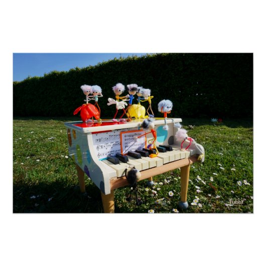 Fubby's op piano die muziek maken en dansen. perfect poster (Voorkant)