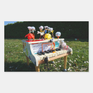 Fubby's op piano die muziek maken en dansen. rechthoekige sticker