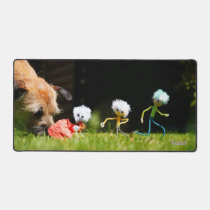 Fubby's spelen een persiflage met hond als stier. bureaumat