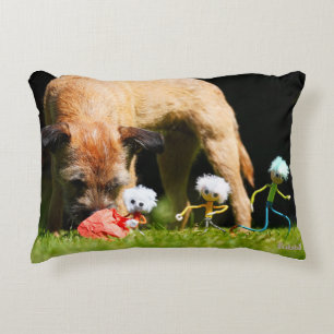 Fubby's stier scene spelend met een Hond. Accent Kussen