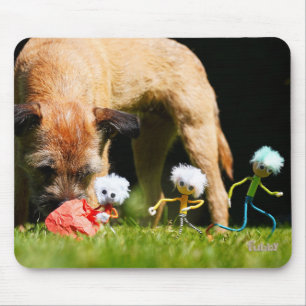 Fubby's stier scene spelend met een Hond. Muismat