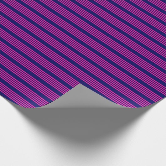 Fuchsia and navy blue vijf strepen patroon cadeaupapier (Hoek)
