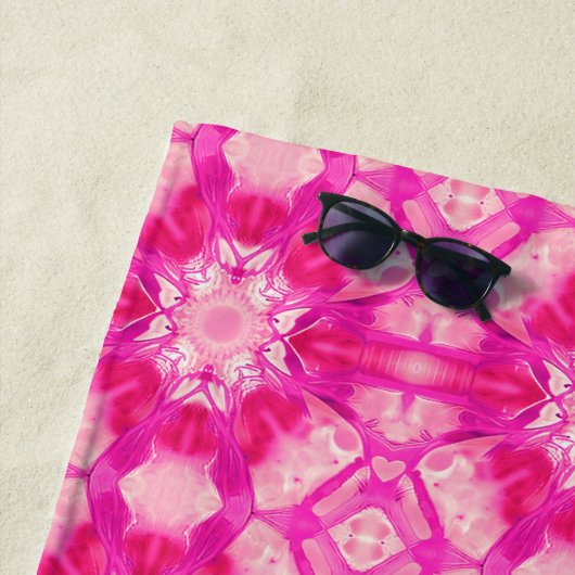 Fuchsia and Pastel Pink Tie Dye Pattern Strandlaken (In situ)