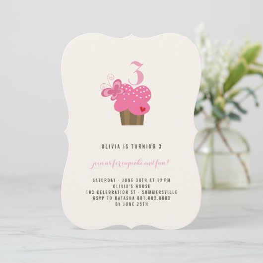 Fuchsia Butterfly Cupcake Birthday Party Invite Kaart (Staand voorkant)