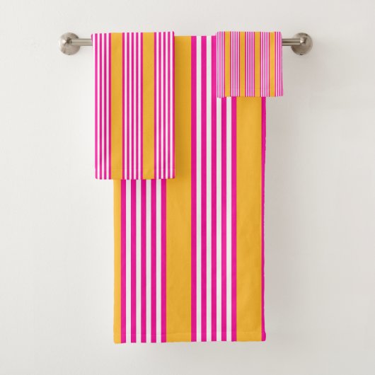 Fuchsia en geel vijf strepen patroon bad handdoek (Insitu)