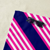 Fuchsia en white vijf strepen patroon met blauw strandlaken (In situ)