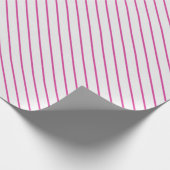 Fuchsia en witte diagonale gestreepte geschenkverp cadeaupapier (Hoek)