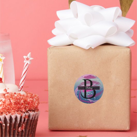 Fuchsia en zacht roze penseelstreekmonogram ronde sticker (Feest)