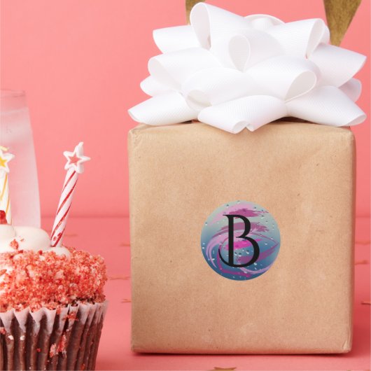 Fuchsia en zachte roze penseelstreken B Monogram Ronde Sticker (Feest)