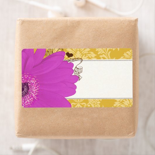 Fuchsia Gerber Daisy & Golden Glow Damask Etiket (Insitu)