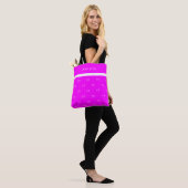 Fuchsia hot-roze monogram initiaal patroonnaam tote bag (Op model)