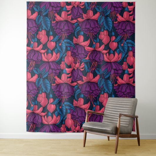 Fuchsia in blauw en paars wandkleed (In situ)
