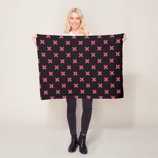 Fuchsia kruisstift zwart fleece deken (In situ)