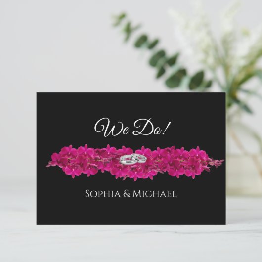 Fuchsia Orchids op Black-We Do-Wedding Ringen- RSVP Kaartje (Staand voorkant)