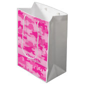 Fuchsia Pink Camouflage Naam Gepersonaliseerd Medium Cadeauzakje (Voorkant Gekanteld)