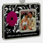 Fuchsia Pink Gerbera Daisy Black/White Swirl Girly Verzilverd Omlijst Ornament (Rechts)