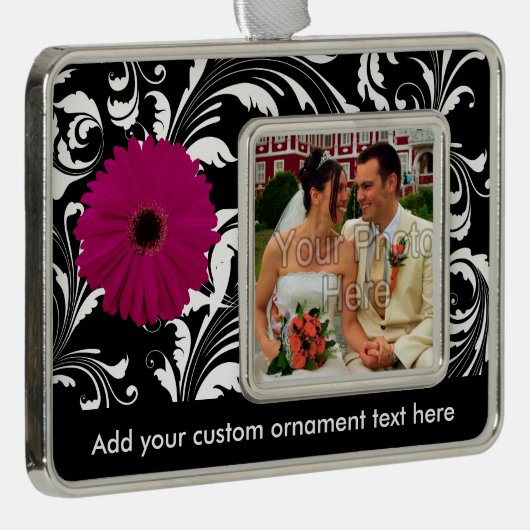 Fuchsia Pink Gerbera Daisy Black/White Swirl Girly Verzilverd Omlijst Ornament (Rechts)