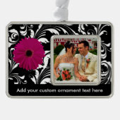 Fuchsia Pink Gerbera Daisy Black/White Swirl Girly Verzilverd Omlijst Ornament (Voorkant)