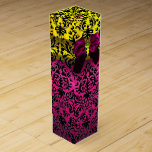 FUCHSIA PINK RIBBON, BLACK GOLD ART NOUVEAU DAMASK WIJN GESCHENKDOOS<br><div class="desc">Elegant goudgele cadeaudoos met levendige 3D-topaz, paarse amethystedelstenen, klassiek, uniek Art Nouveau damask, gemakkelijk aan te passen met jouw tekst voor trouwwijn, nuptiaal cadeau, lief 16, baby shower, vrijgezellenfeesten, quinceanera verjaardagsfeestjes, Bat Mitzvah, romantische verloving douches, Kerstmis, vakantie, kantoor, nieuwe jaars dag - de dag - de avonden, verjaardagen, bijeenkomsten, afstuderen...</div>