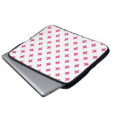 Fuchsia polka kruist wit laptop sleeve (Voorkant onderkant)