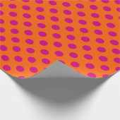 Fuchsia polka-punten op sinaasappel cadeaupapier (Hoek)